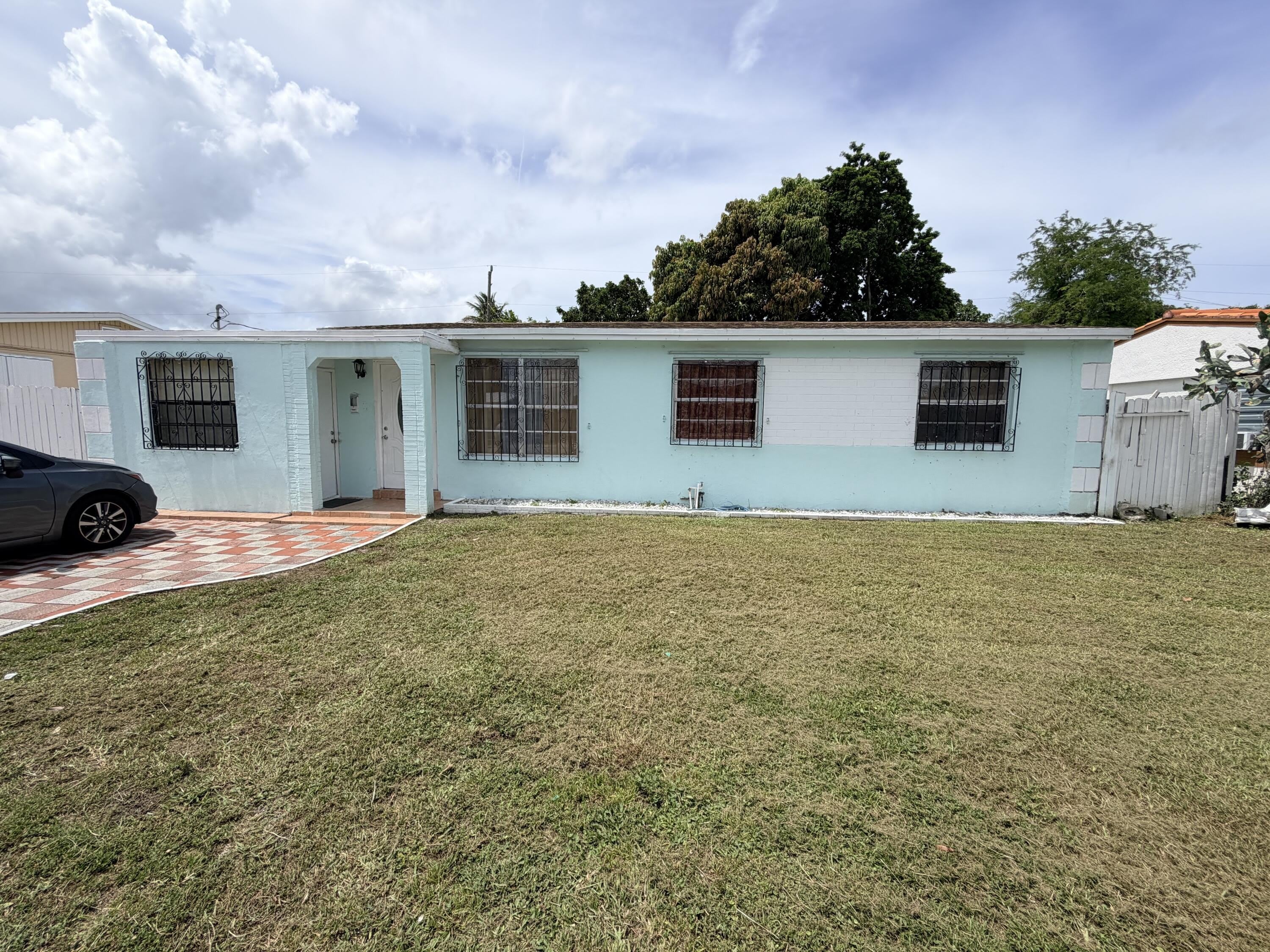 2033 Longwood Road – photo 1
