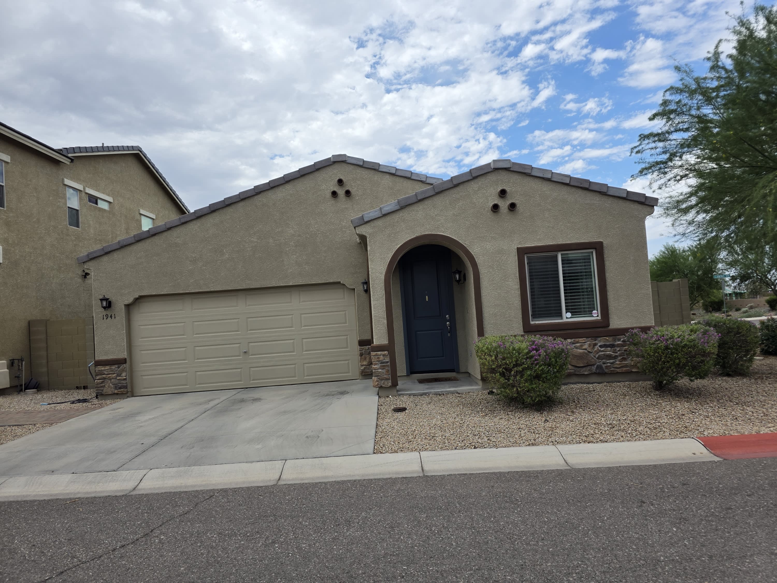 1941 West Stagecoach Street – photo 1 of 21