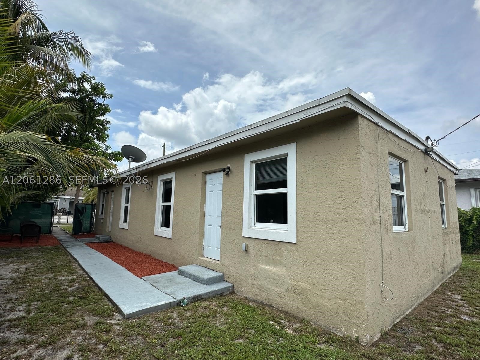 728 SW 6th St – photo 1