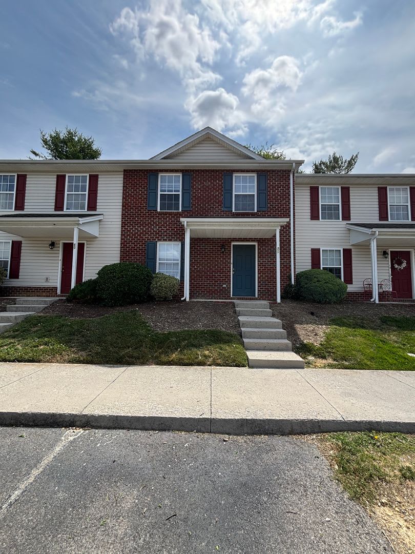 3 Bedroom 2.5 Bathroom Townhouse – photo 1