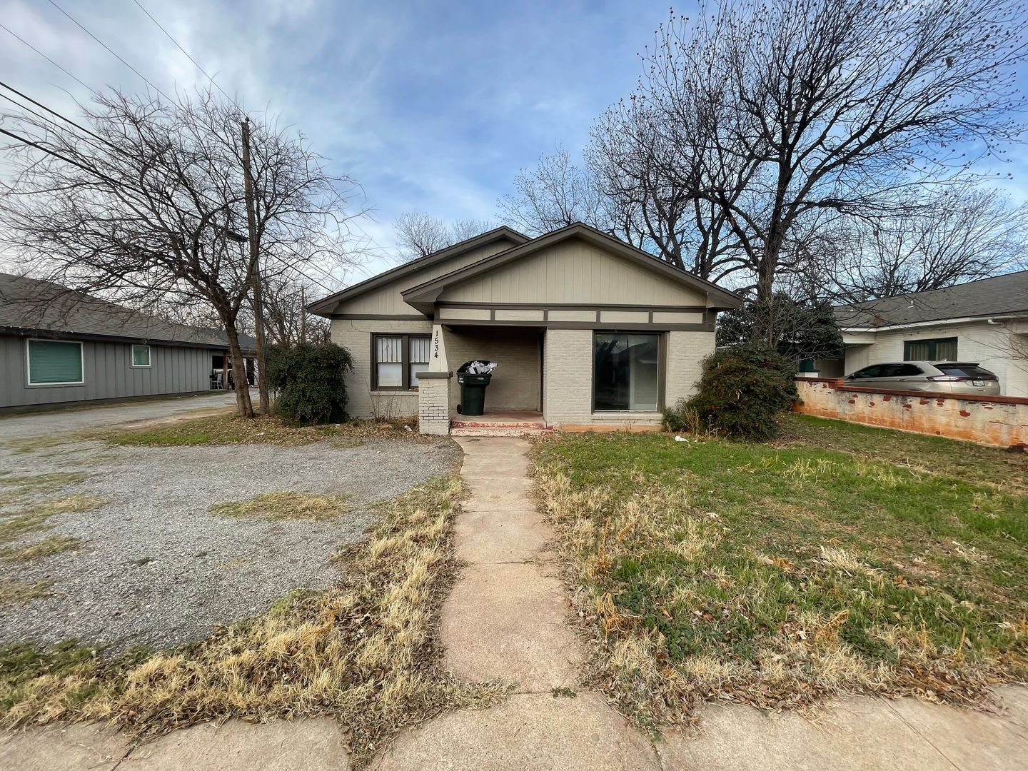 5 bedroom, 2 bath – photo 1