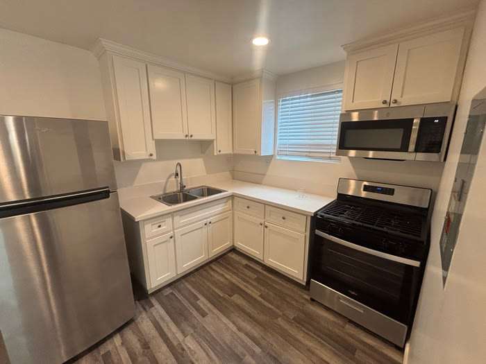 914 West 88Th Street – photo 1