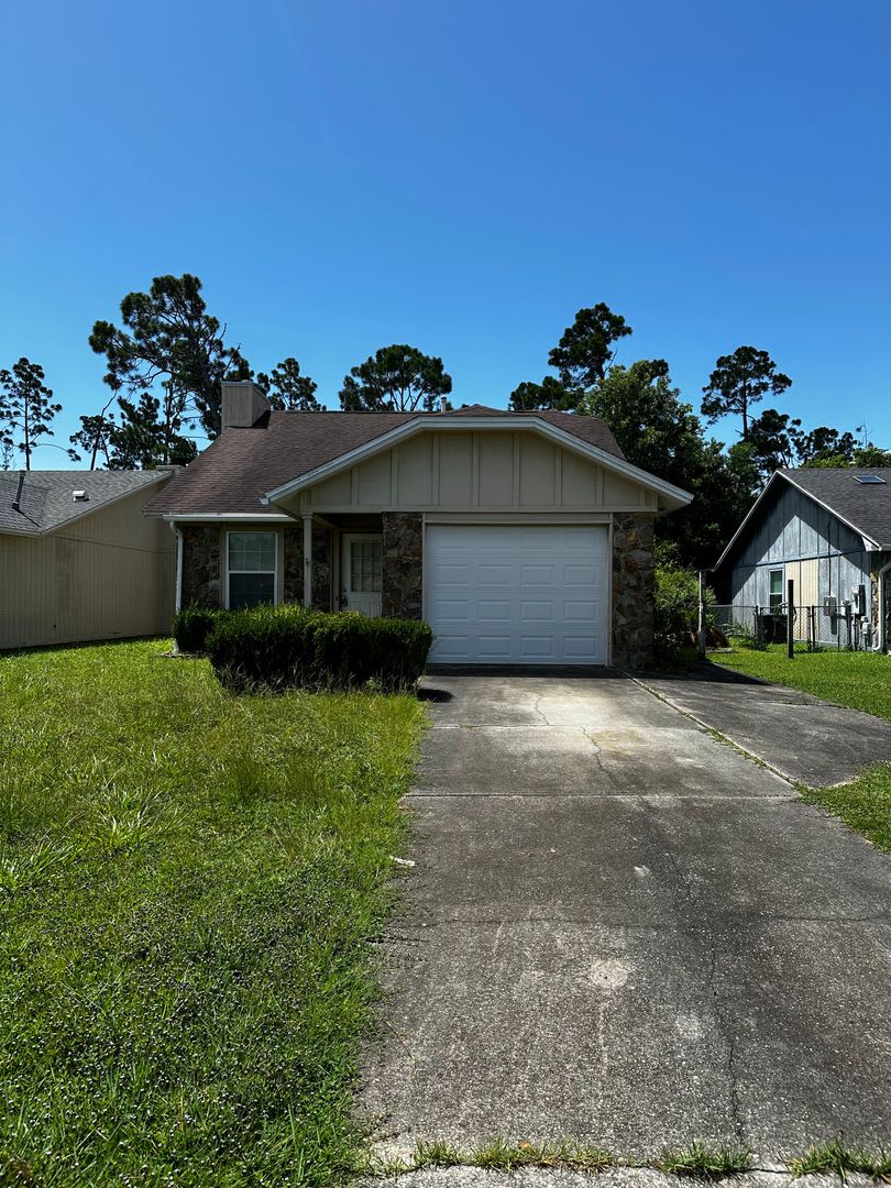 First 2 weeks free for approved applicant. 2 Bedroom home with garage. Great Area and Location! – photo 1 of 36
