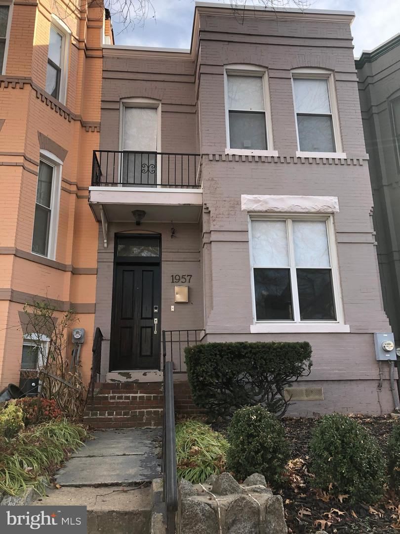 3br 2.5ba Victorian TH near Howard University in Ledroit Park – photo 1