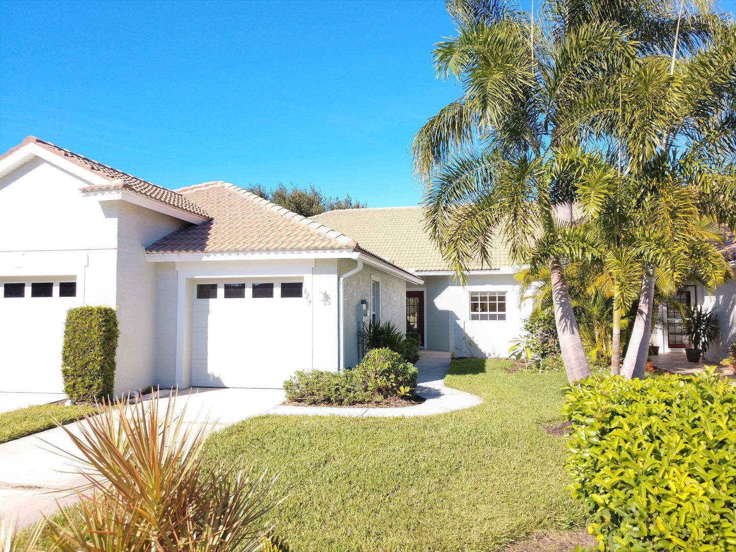 Seasonal Short-Term Villa located in Pelican Pointe Golf & Country Club! – photo 1