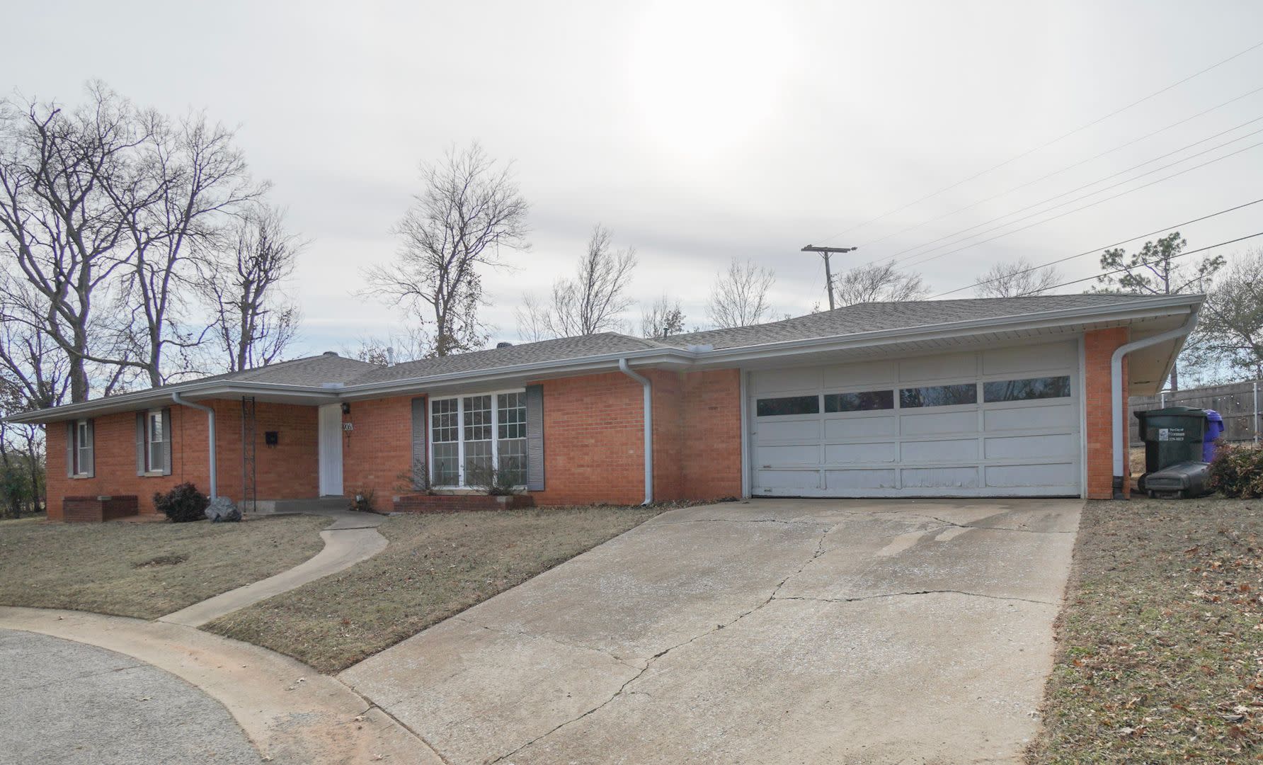 Must see 3 bed, 2 bath home near the University of Oklahoma campus. – photo 1