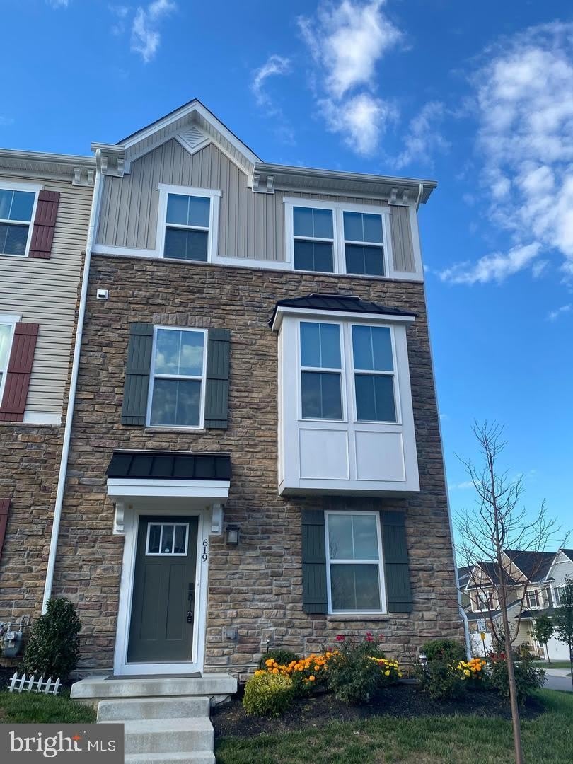 619 HOLYWELL Drive – photo 1
