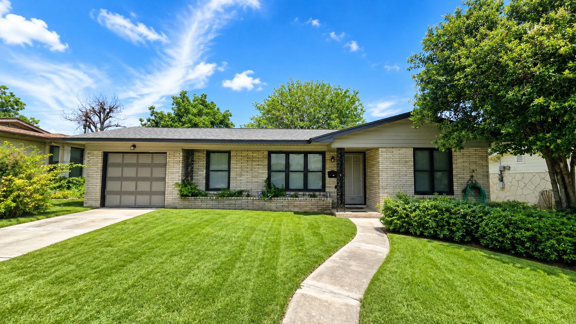 Dellview Neighborhood~Charming Mid-Century Home with Large Backyard – photo 1