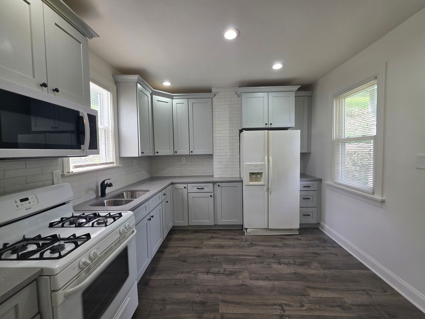 Beautiful and Spacious 3 Bedroom Home In West End – photo 1