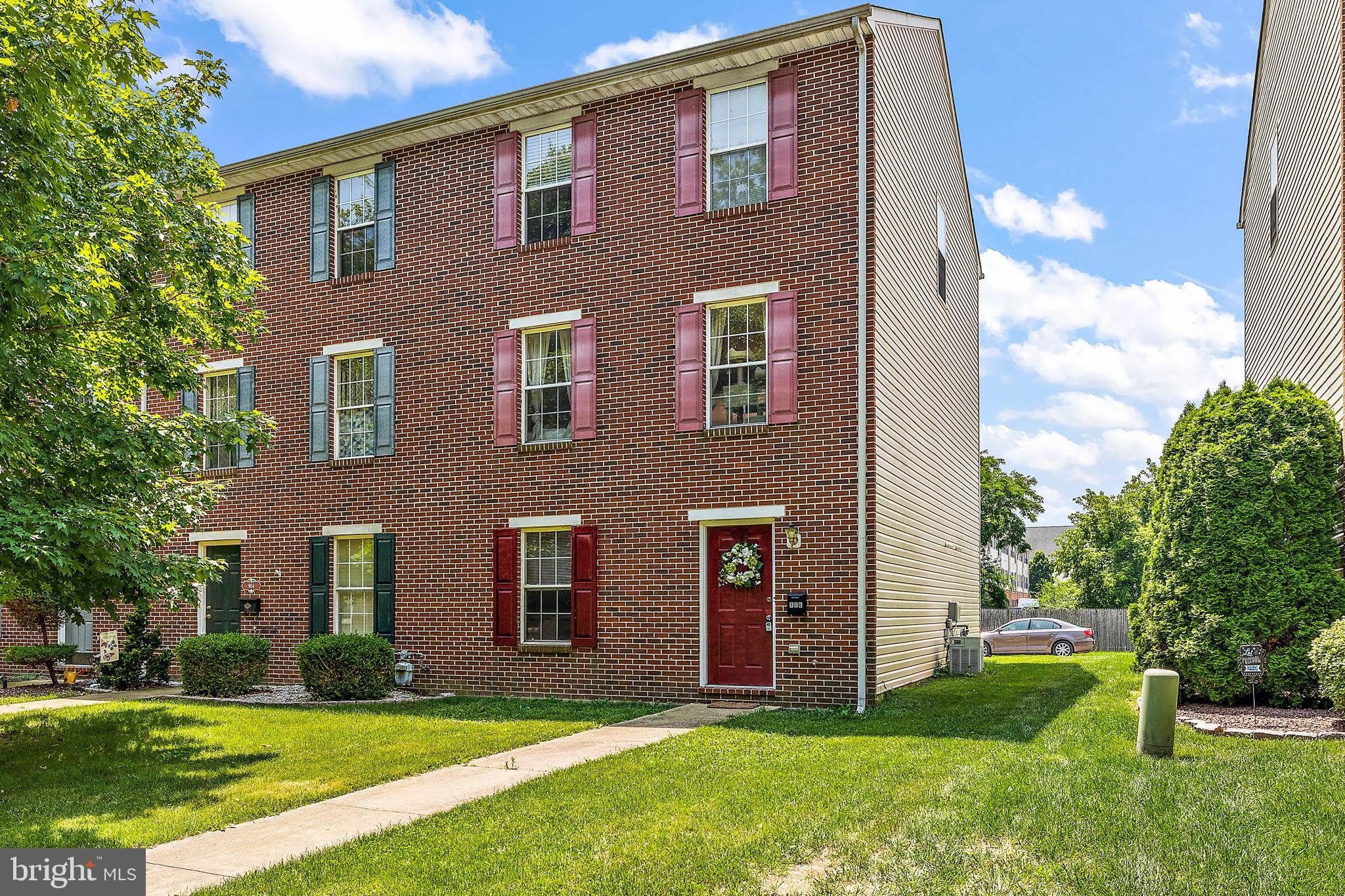 906 GRAY Street – photo 1 of 21