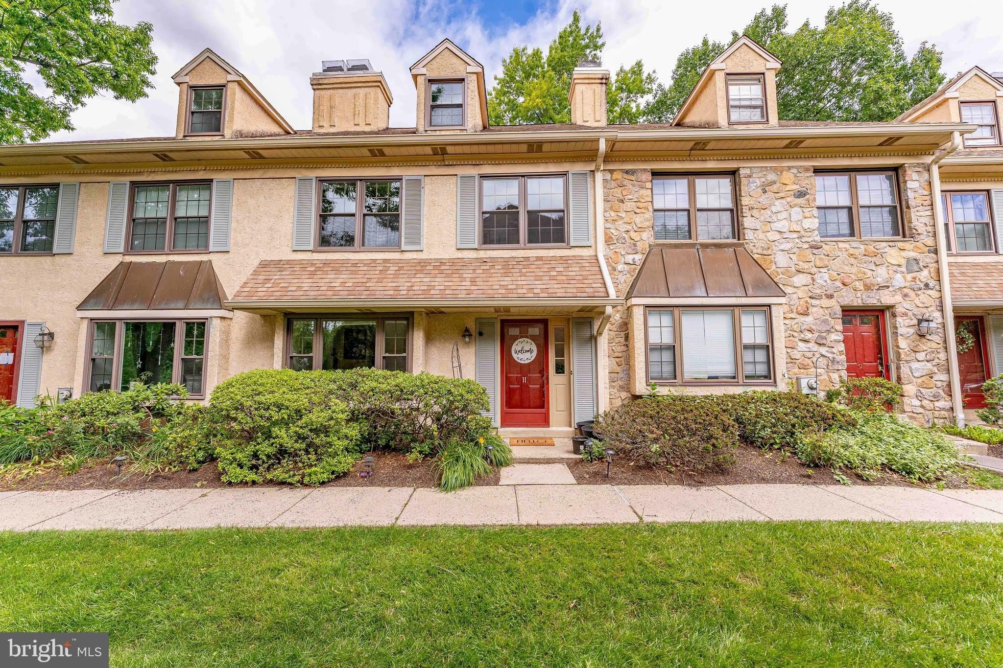 11 CHATEAU Circle – photo 1 of 44