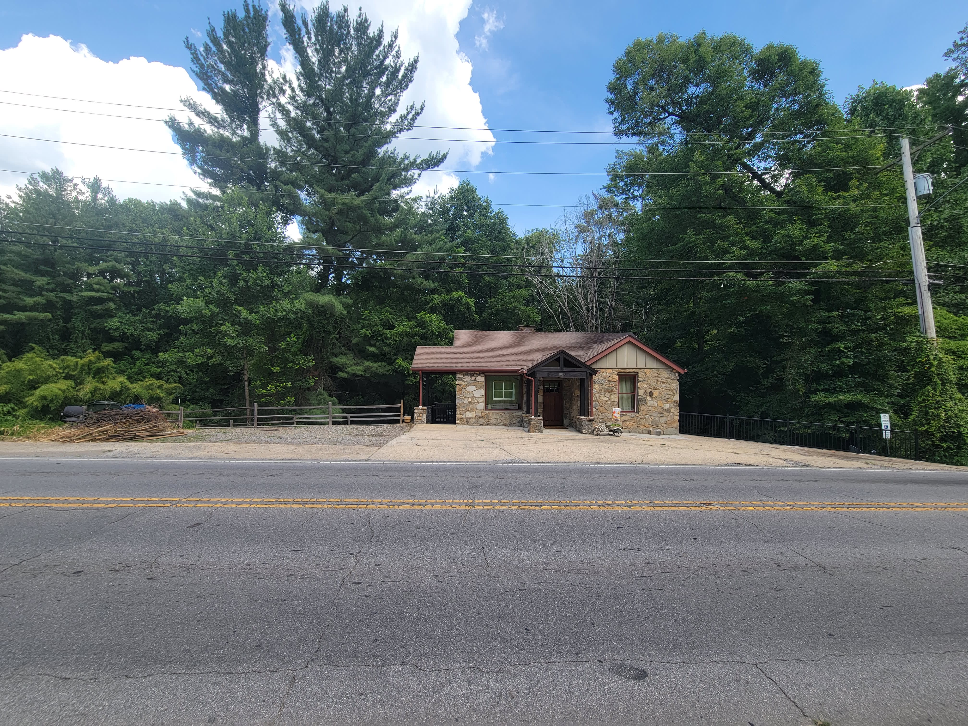 809 S Main St – photo 1 of 20