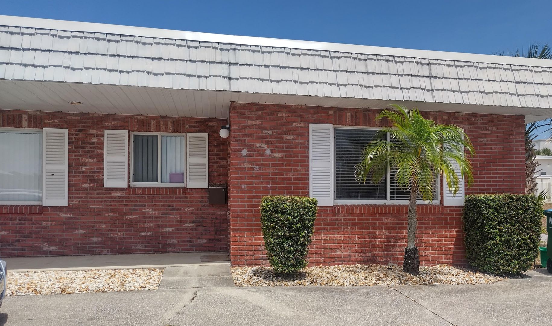1 bedroom, 1 bathroom end unit condo beachside – photo 1 of 19