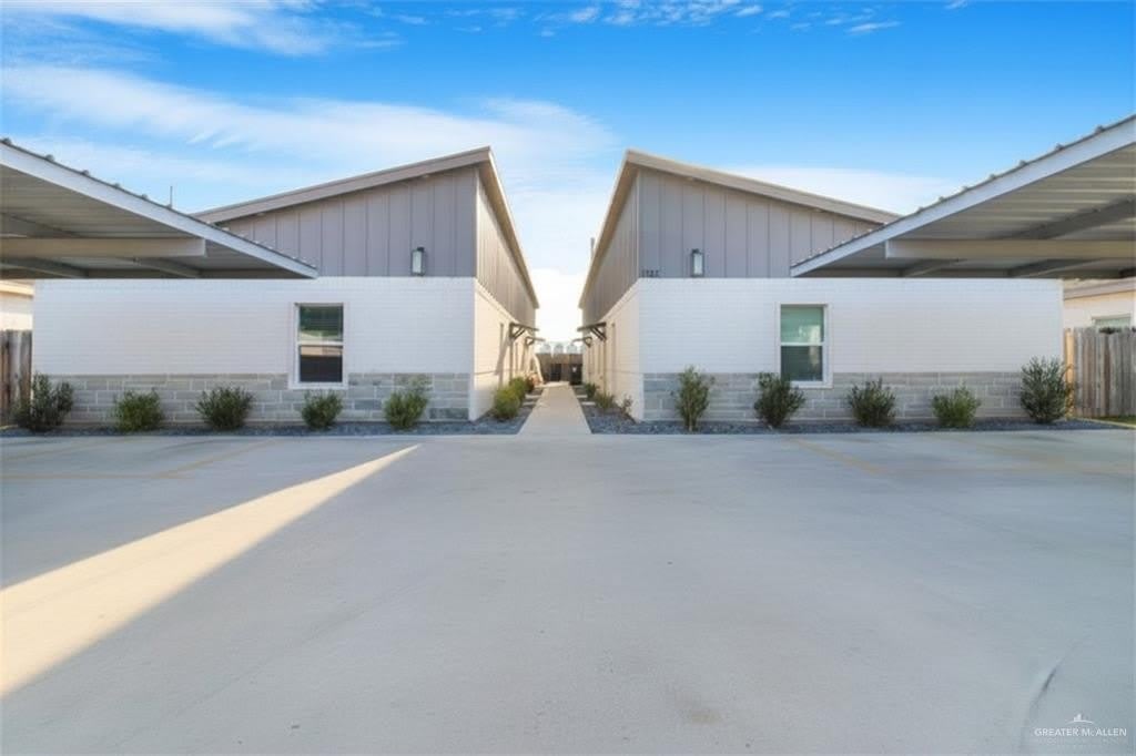 1634 Playa Drive – photo 1 of 10