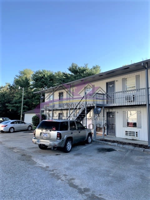 749 20th St SE – photo 1 of 10