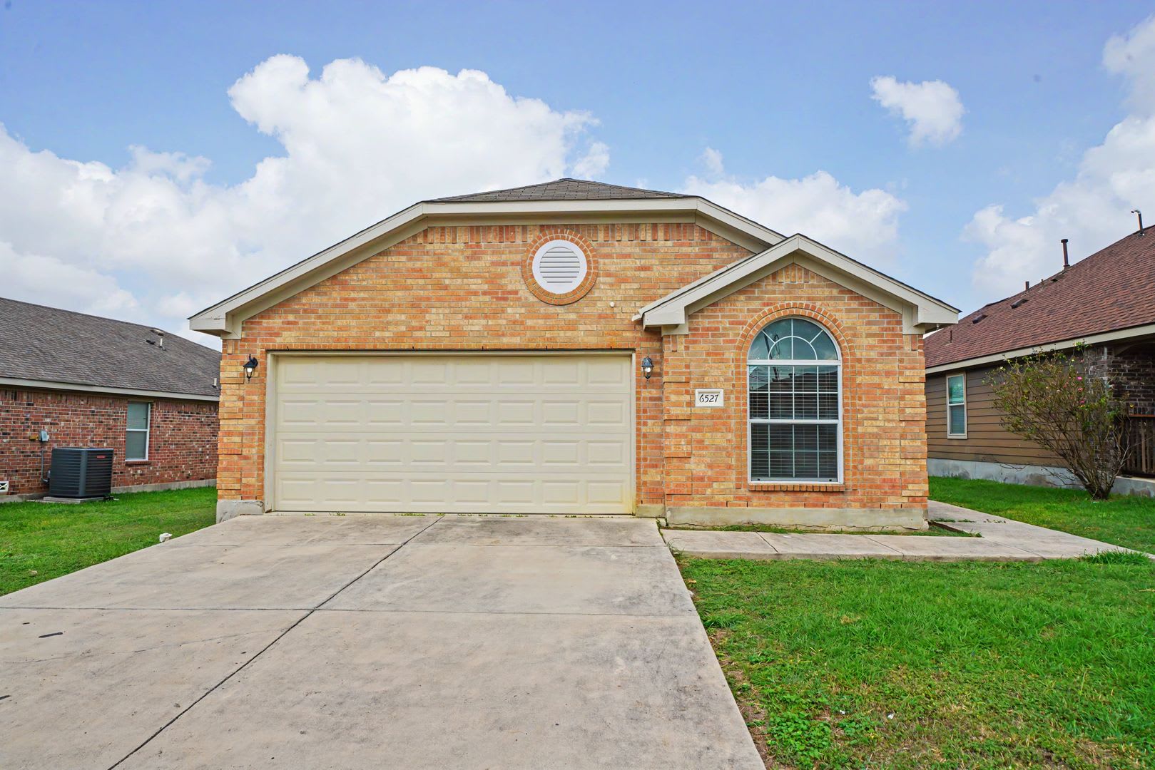 Spacious Single-Story Home with Solar Panels – photo 1