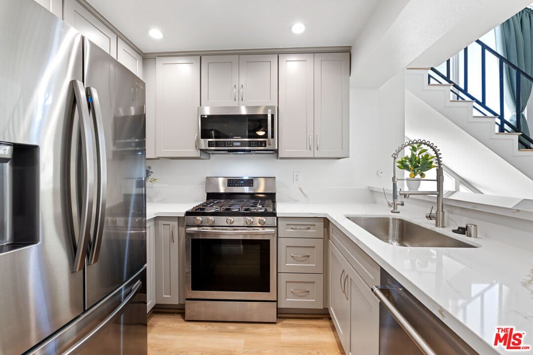 5325 Newcastle Ave – photo 1