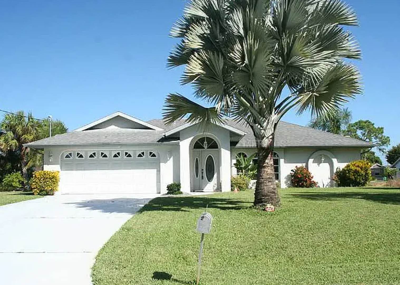 Beautiful home with private dock! – photo 1