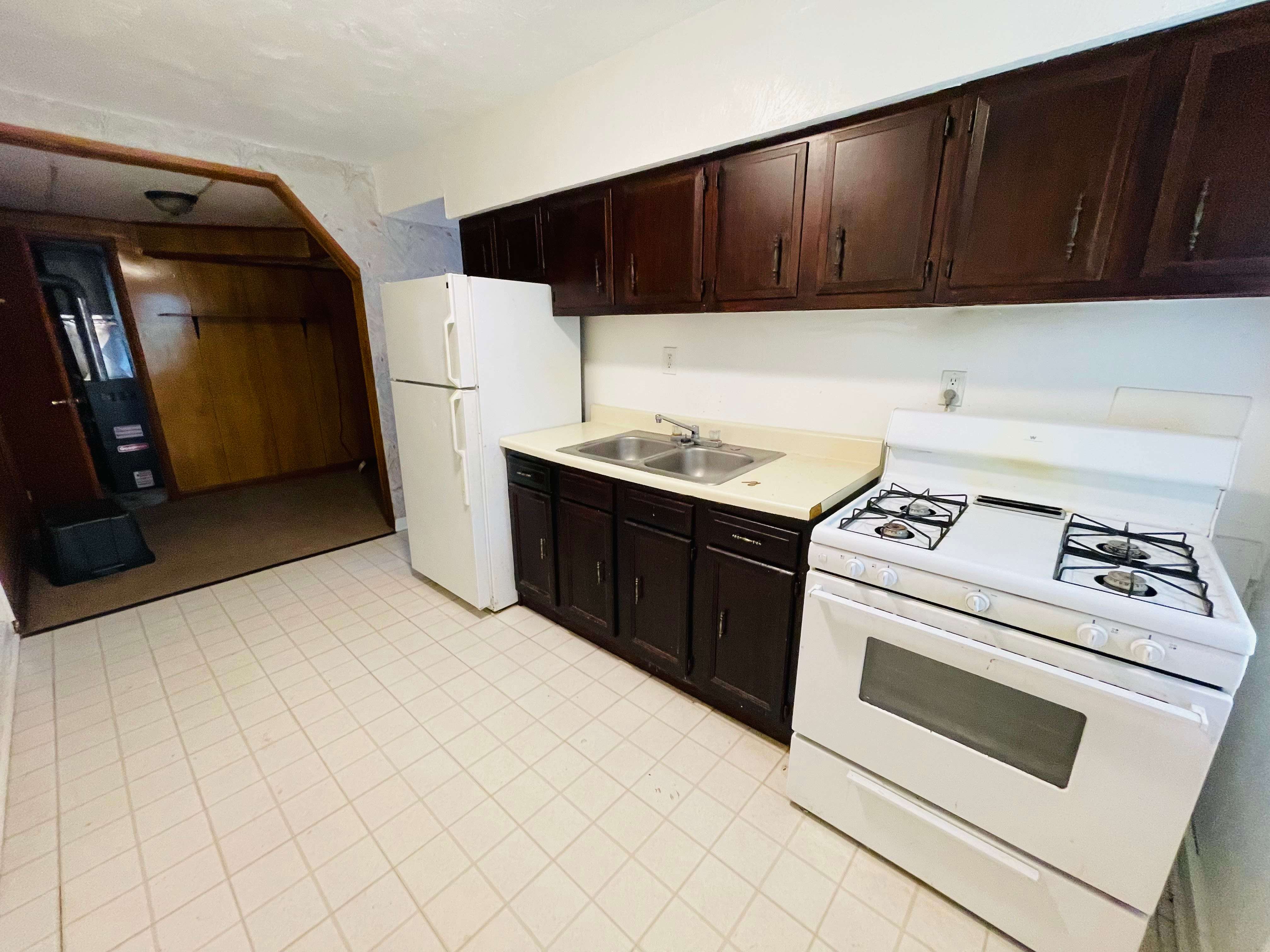 335 Hemlock Dr – photo 1 of 40