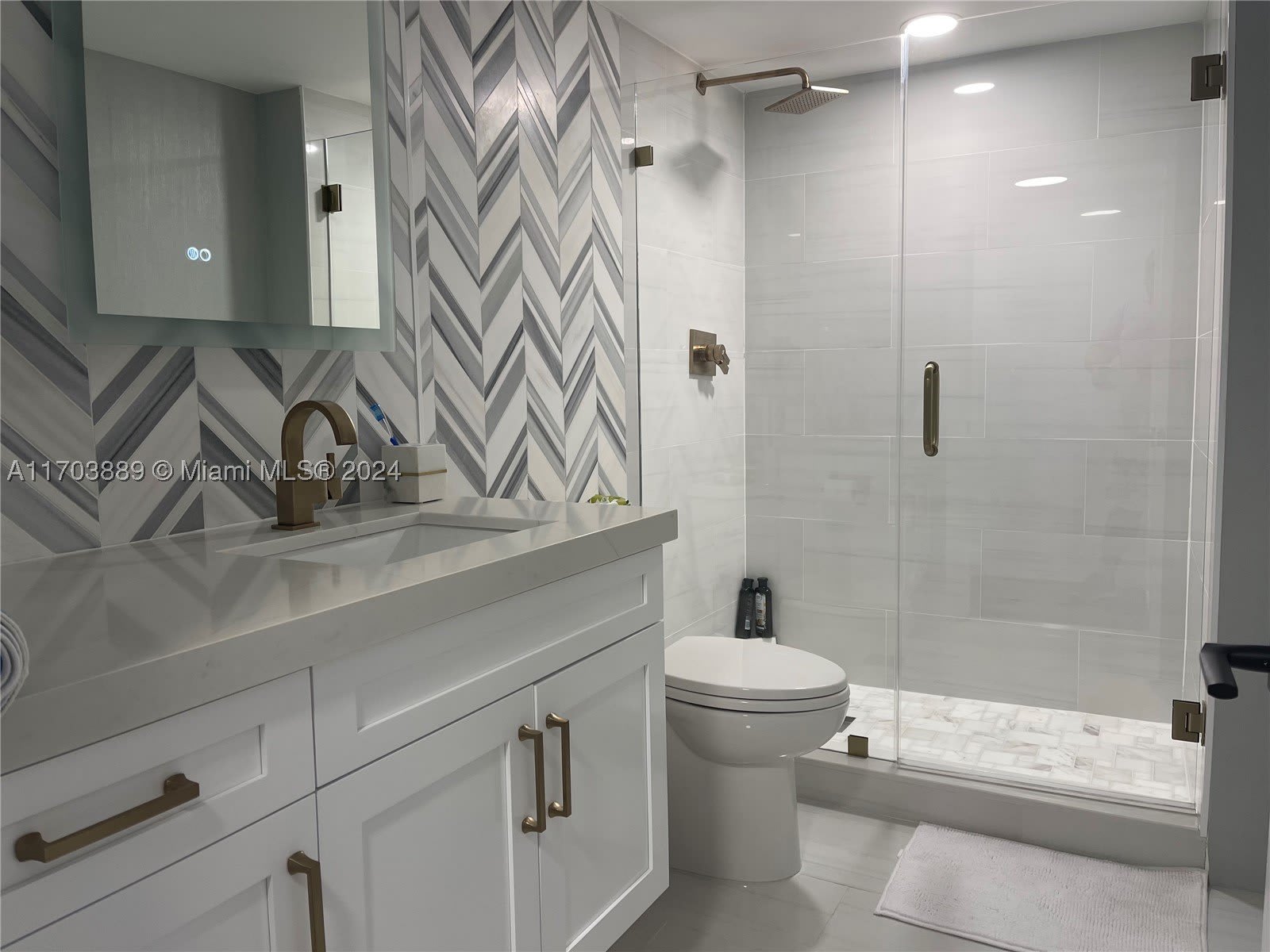 2555 Collins Ave – photo 1