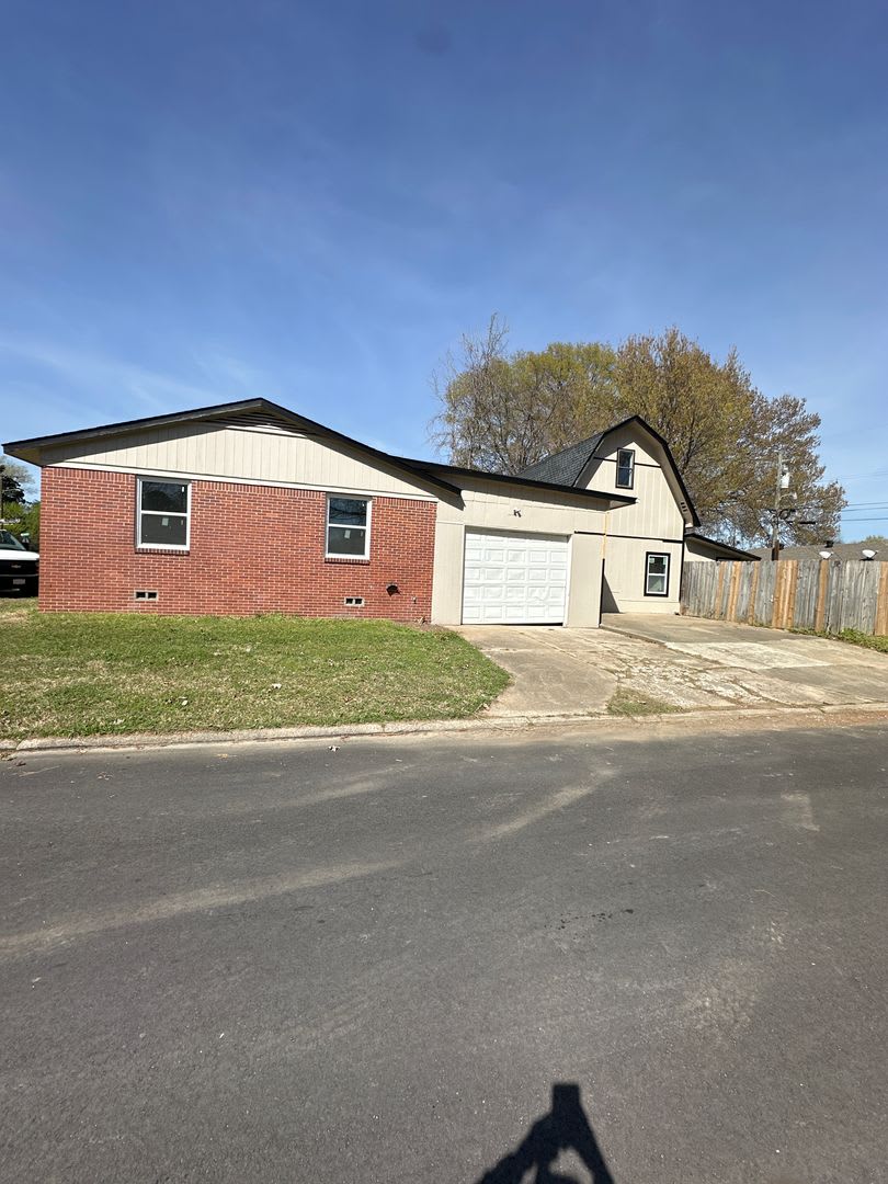 4 Bedroom Available 2 Bathroom Home – photo 1 of 10