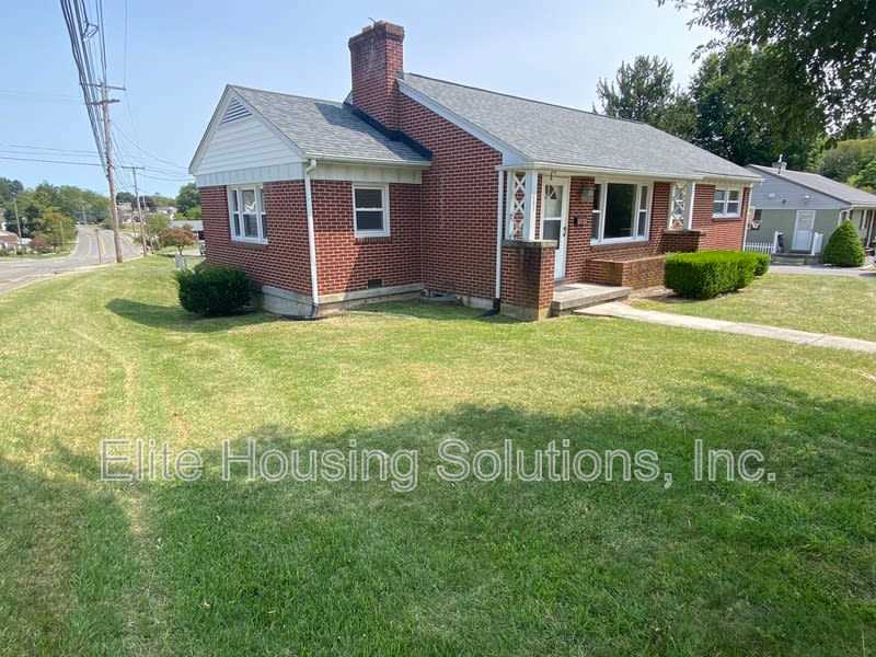 890 N 10th St. – photo 1 of 23