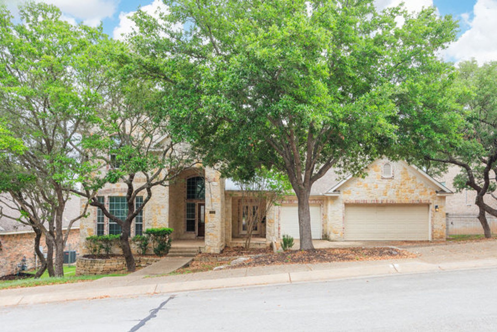 Spacious 2 Story 5 Bedroom 4 Full Bathrooms Located In Stone Oak – photo 1
