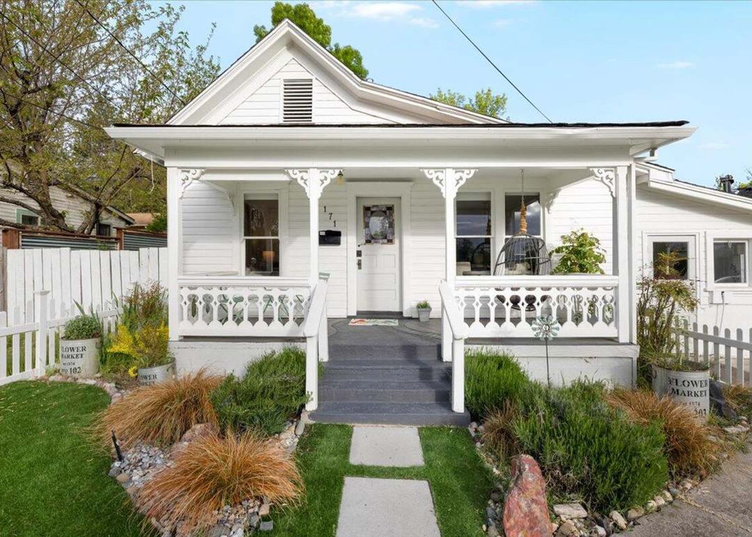 Charming Victorian cottage with Airstream office near Downtown Ashland! – photo 1