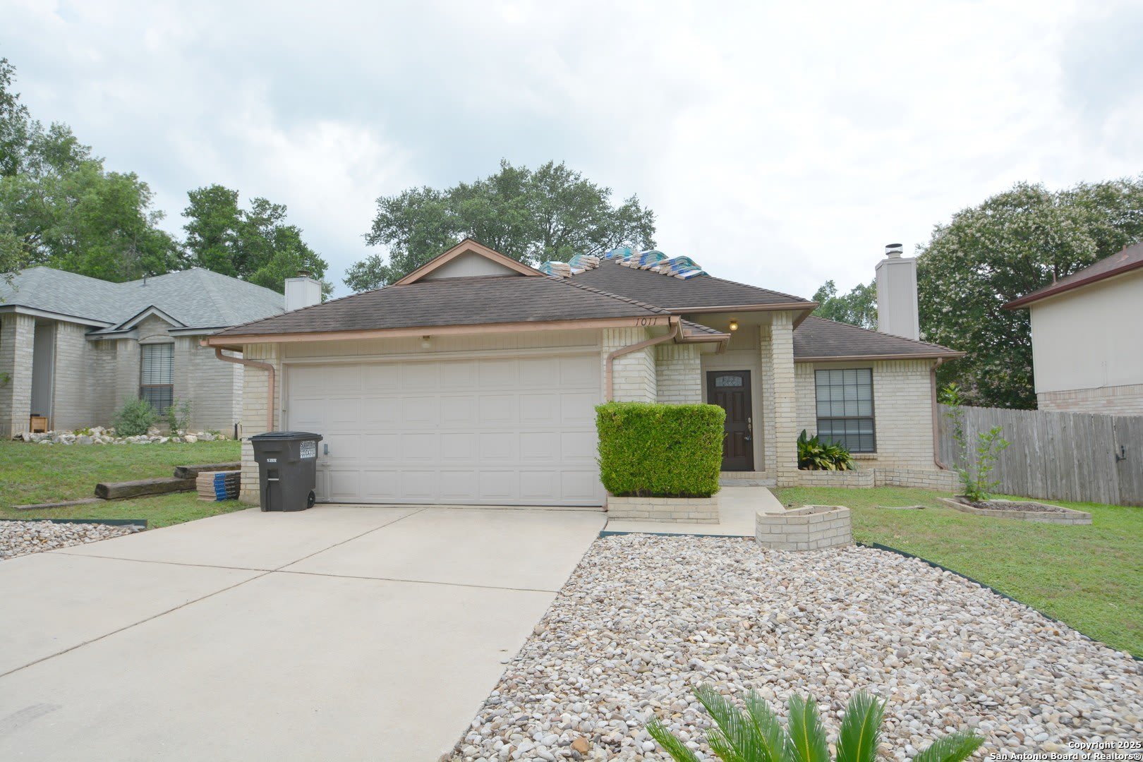 1011 HEDGESTONE DR – photo 1