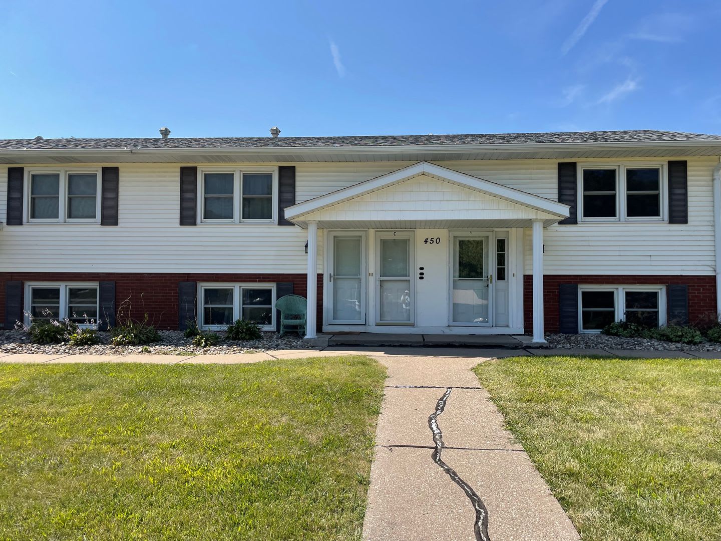 2 Bedroom, 1 Bath Townhouse in LeClaire, IA – photo 1 of 9