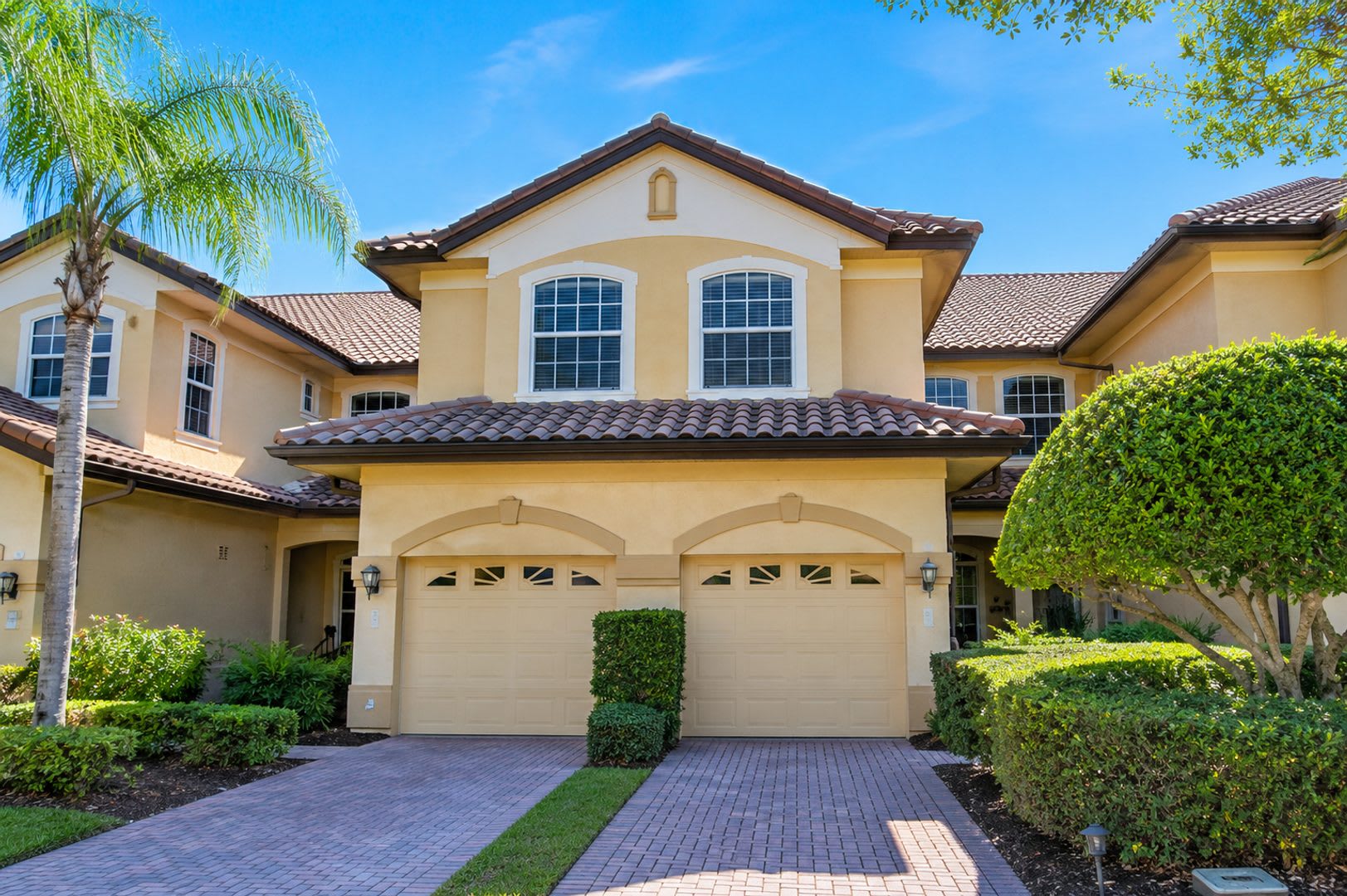 Annual Luxury Lakeview Condo with 3 Bedrooms + Den, Private Garage & Resort-Style Amenities – photo 1