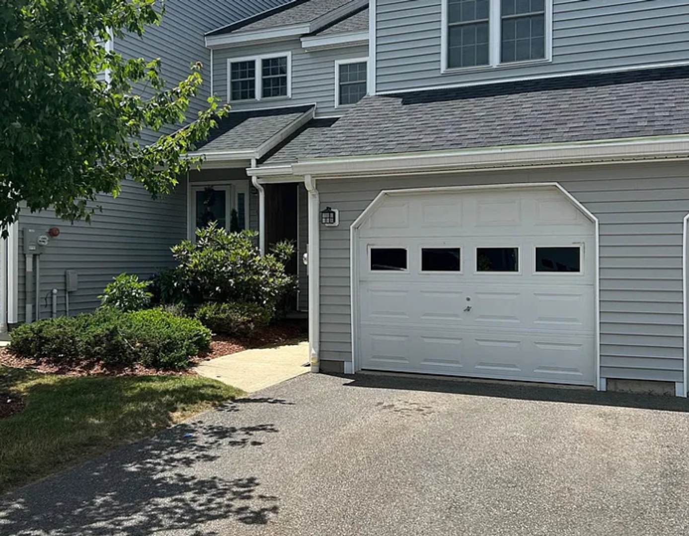 Beautiful 2 Bedroom Townhouse – photo 1