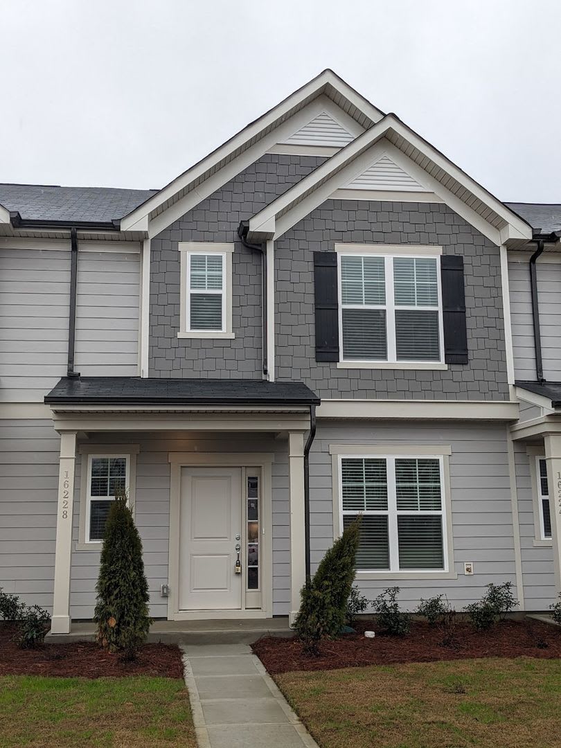 3 Bedroom Townhome in Charlotte Convenient to I-485 and I-77 – photo 1
