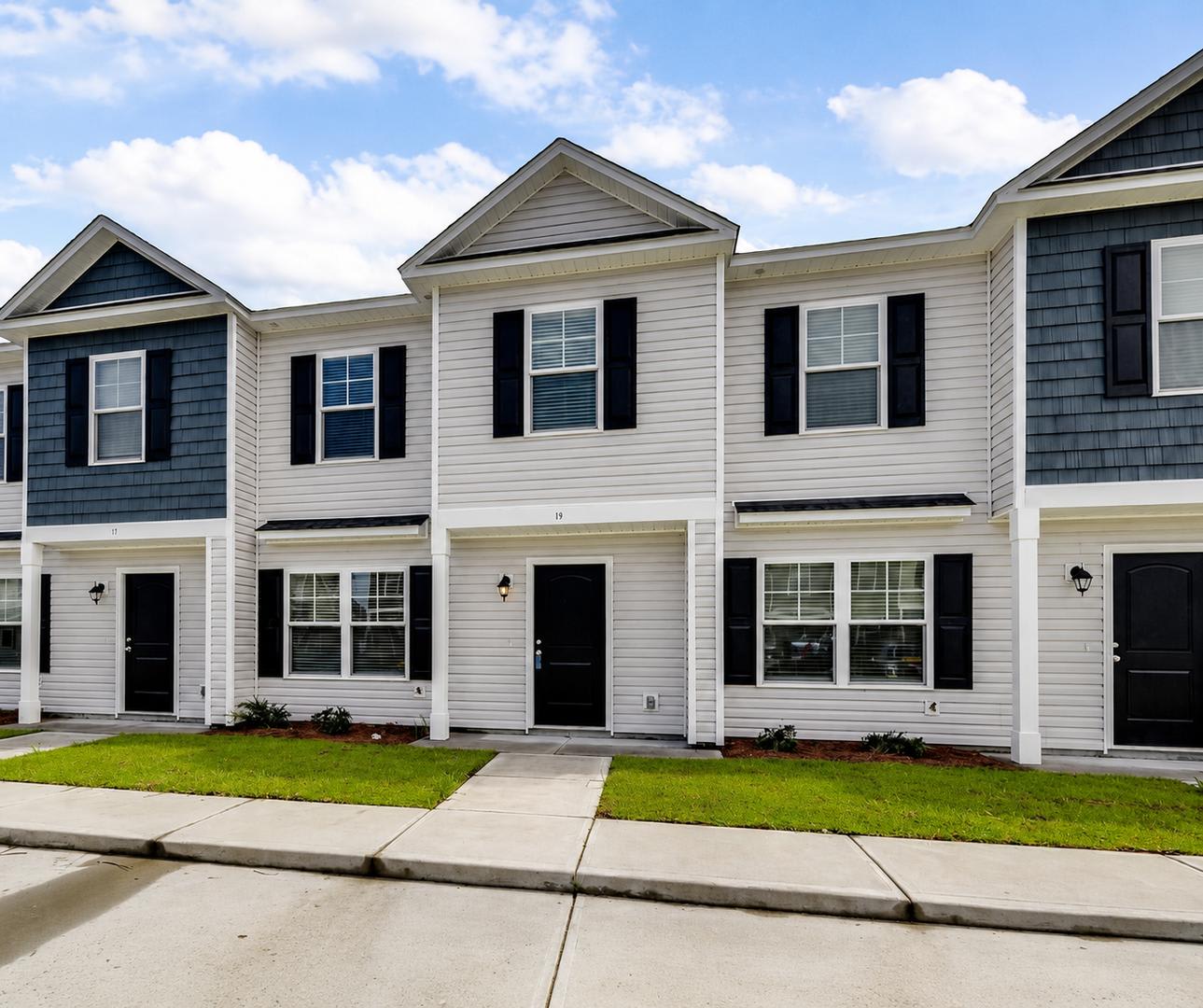 Lovely 3 bedroom and 2 1/2 bath townhome – photo 1