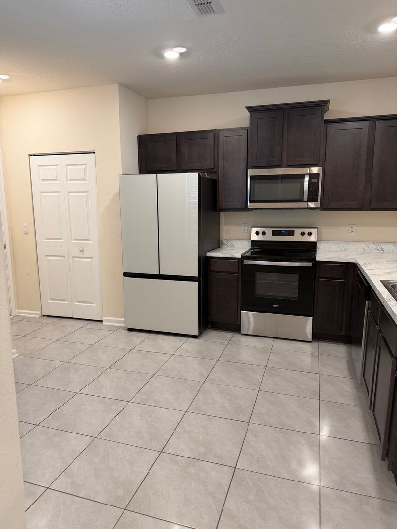 Spacious 2-Bedroom Townhome Near River City – photo 1