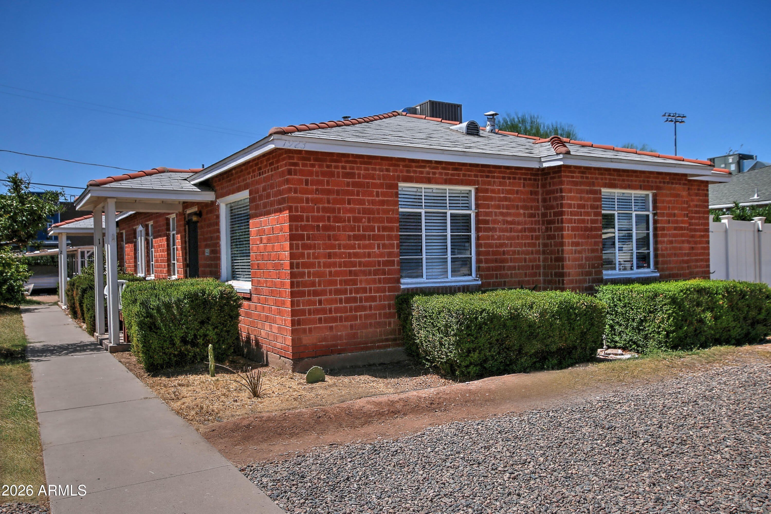 1923 W Earll Drive – photo 1