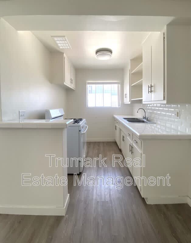 585 E Washington Blvd – photo 1 of 9