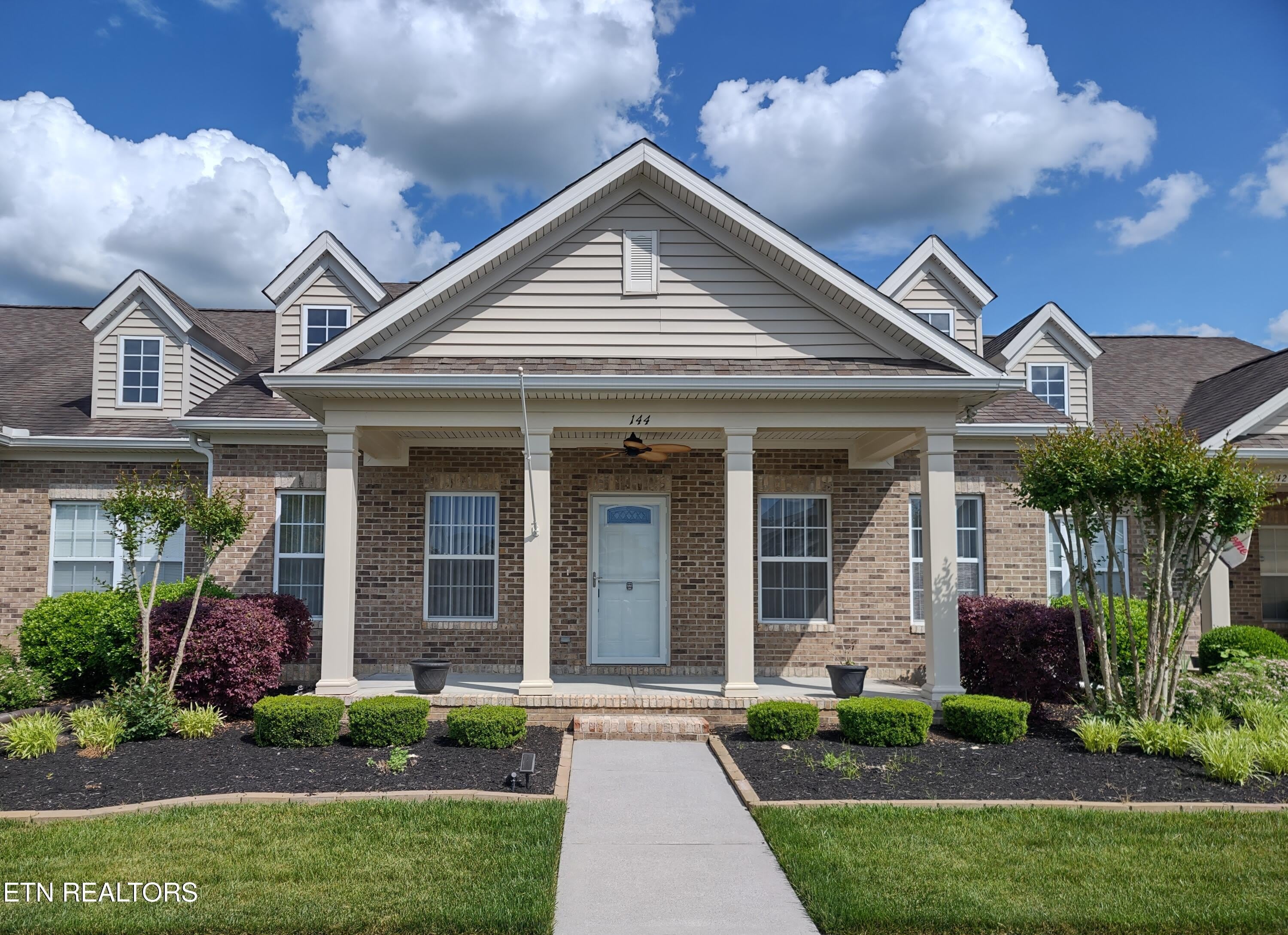 144 Hardinberry St – photo 1 of 18