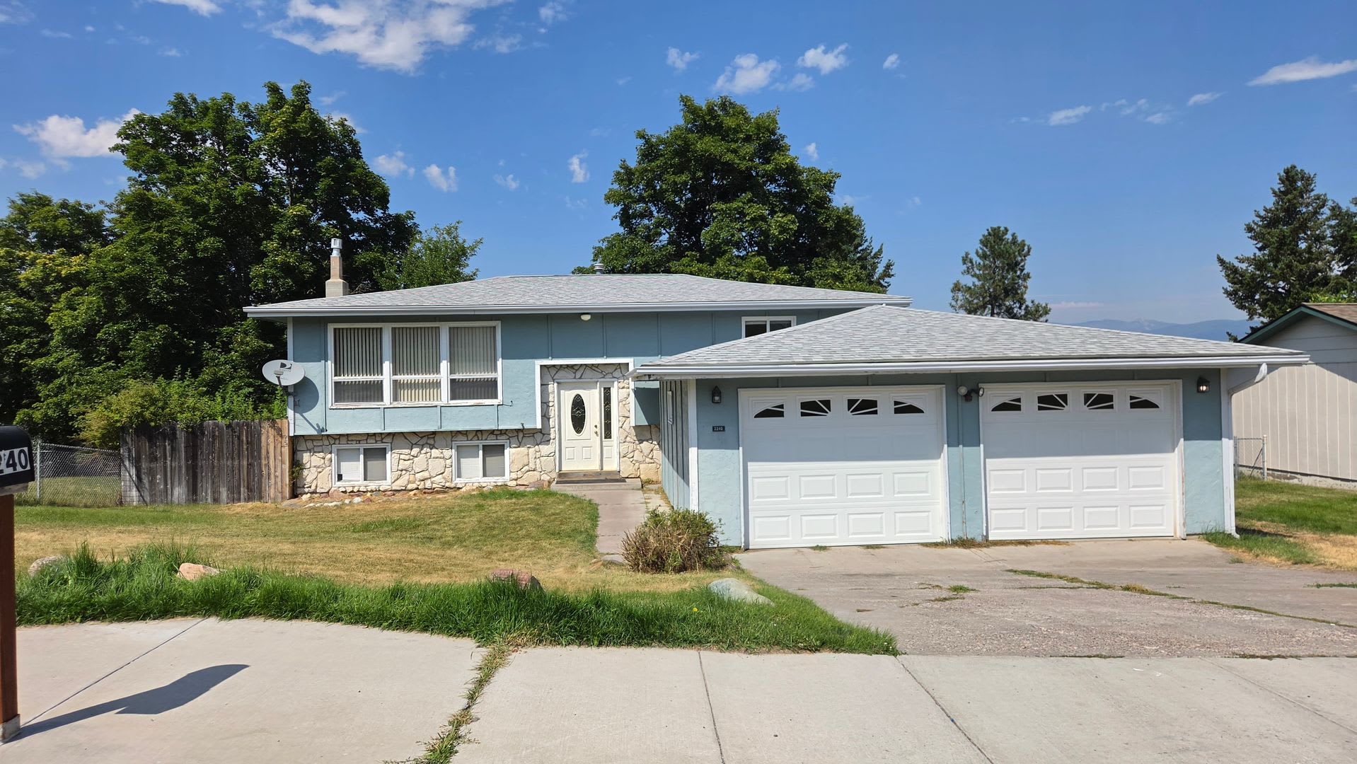 Large Four Bedroom House with Double garage and Fenced Yard – photo 1