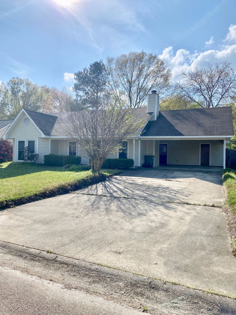 3 bed, 2 bath in the Heart of Ridgeland – photo 1 of 17