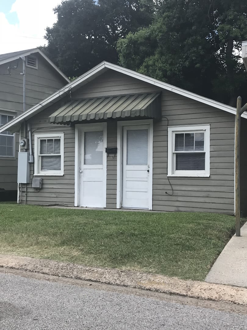 One Bedroom Near UL – photo 1