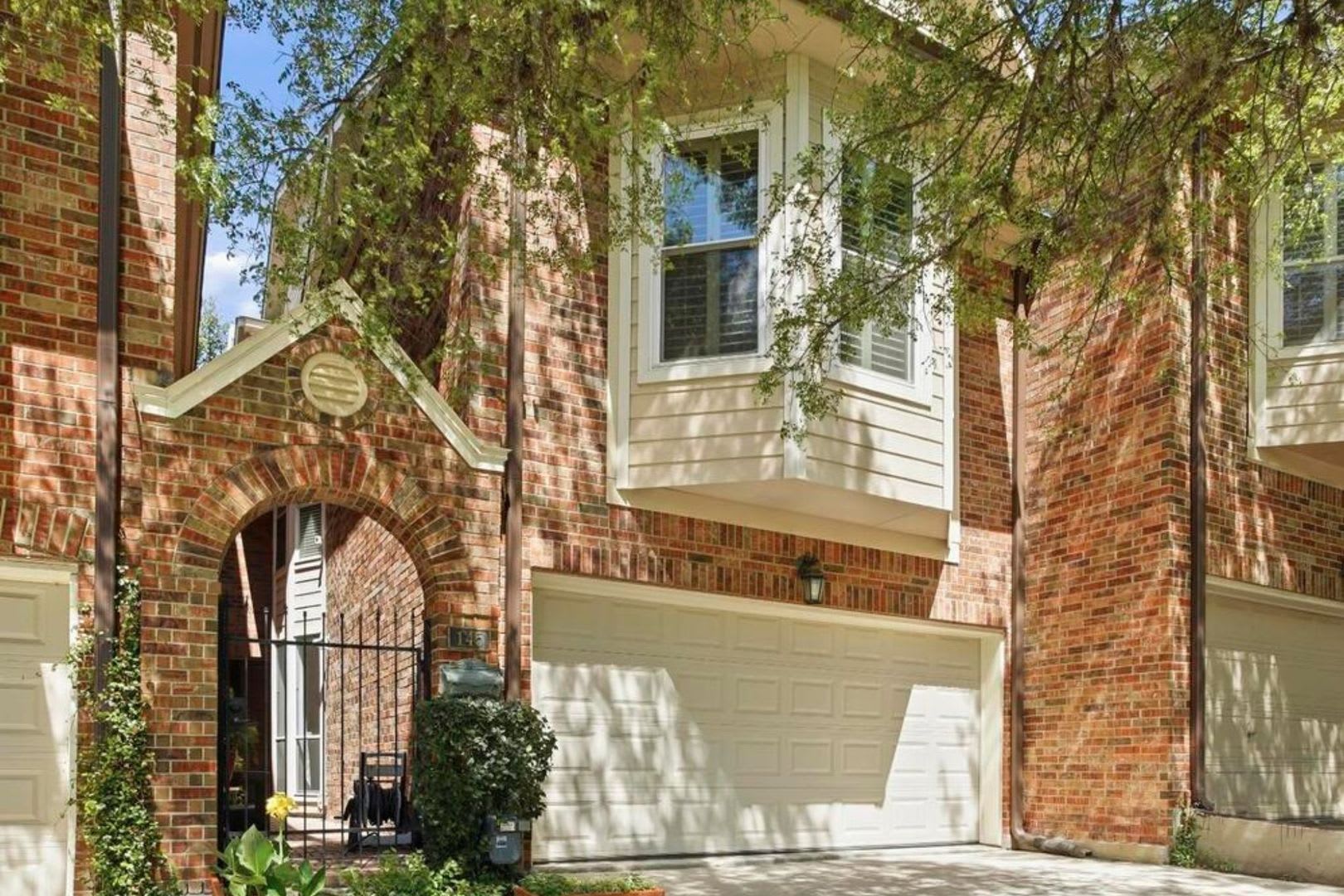Beautiful Home In Highly Desirable Alamo Heights – photo 1 of 32