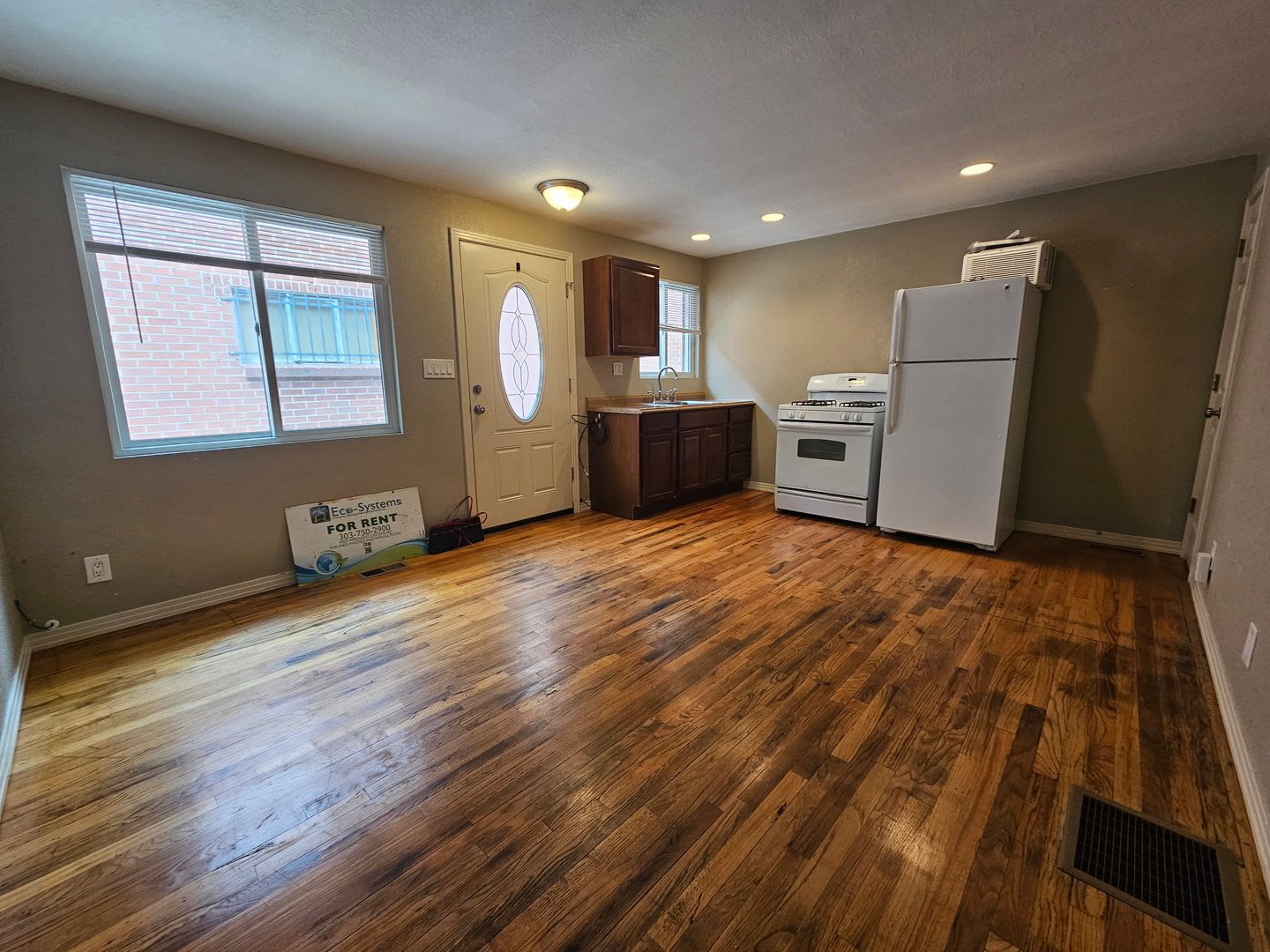 Highlands Stadium Area Great Sized 1 Bedroom With Beautiful Hardwood Floors Reserved Parking Extra Storage Fenced Yards – photo 1