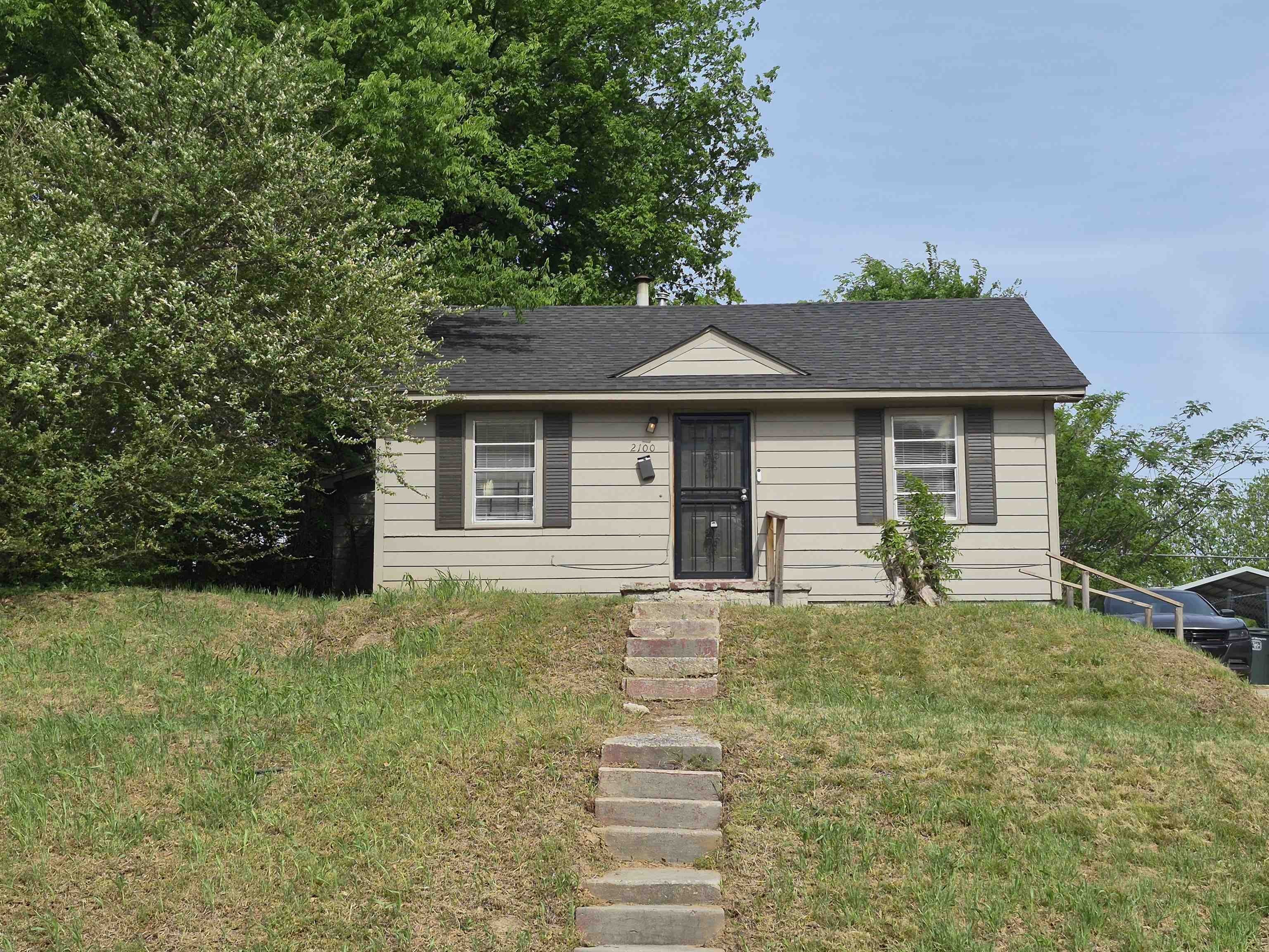 2100 RIVERSIDE Blvd – photo 1 of 10
