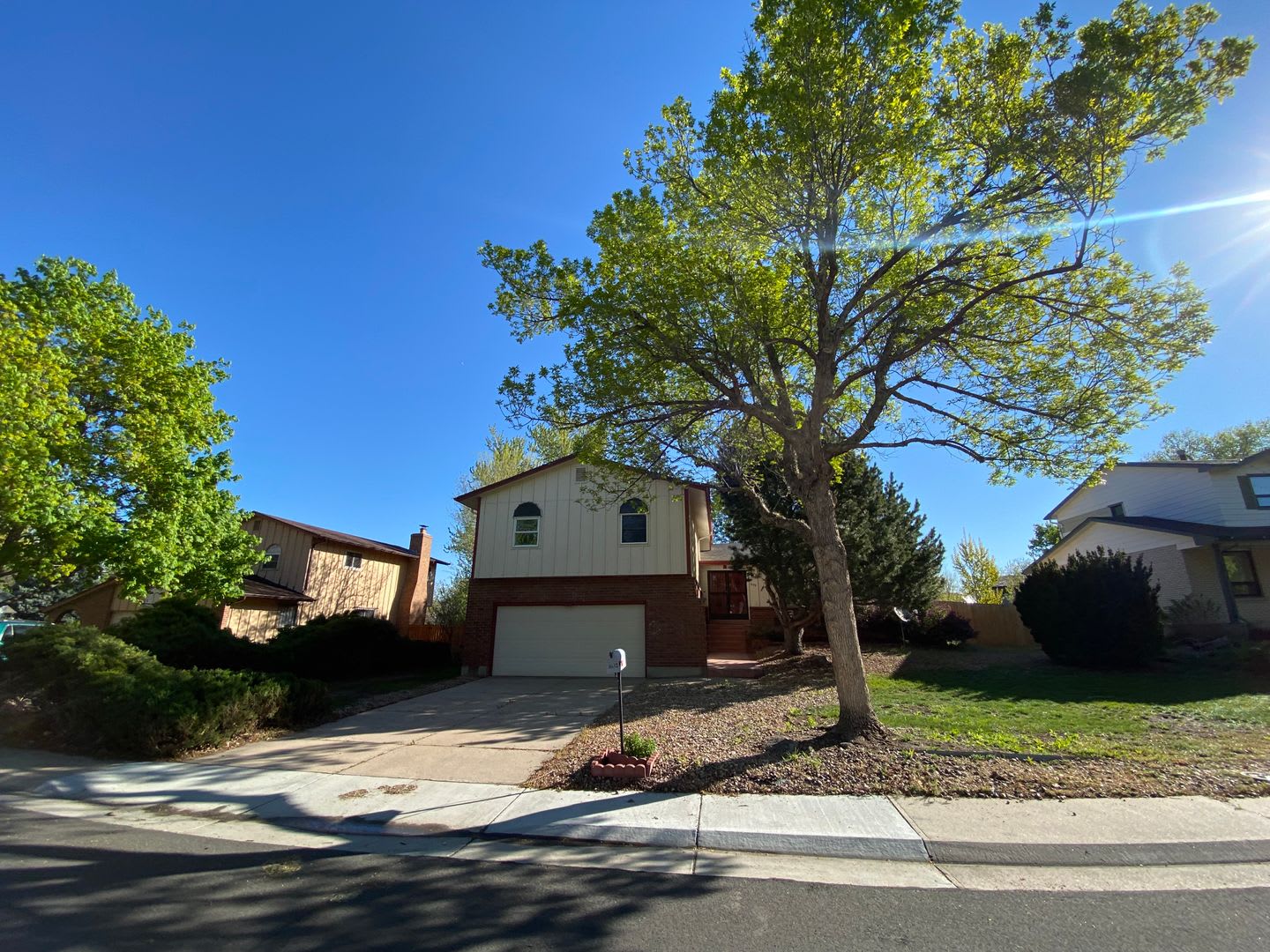 Spacious 4-Bed Rental in Aurora Featuring High Ceilings and Large Yard – photo 1