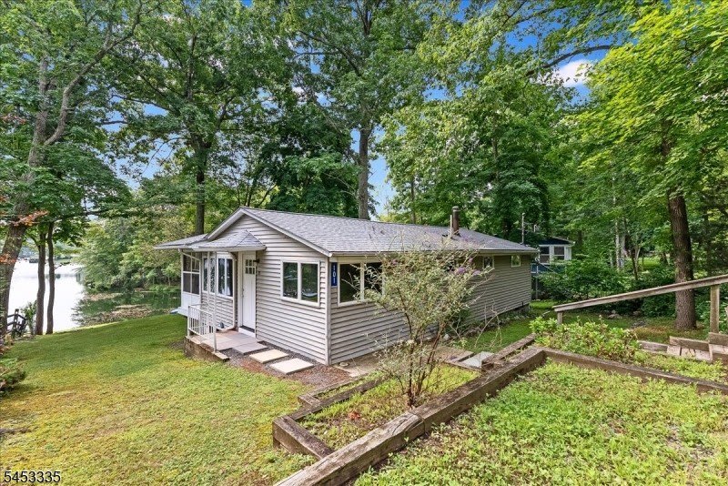 101 W Shore Dr – photo 1 of 20