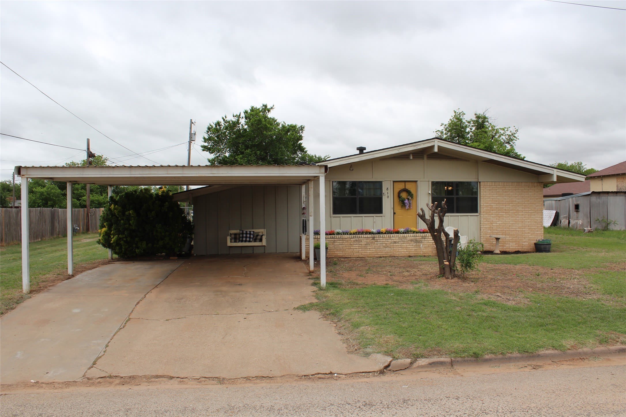 810 W Eden Street – photo 1 of 26
