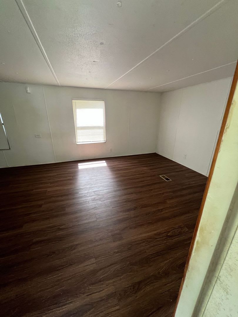 Bright &amp; Spacious 2-Bedroom Mobile Home with Open Floor Plan – photo 1 of 13