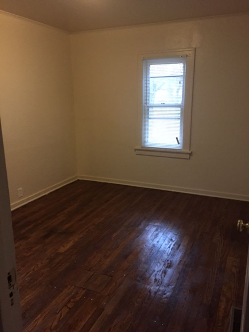 $860.00 2 bedroom, 1 bath with a garage located in Burton – photo 1 of 7
