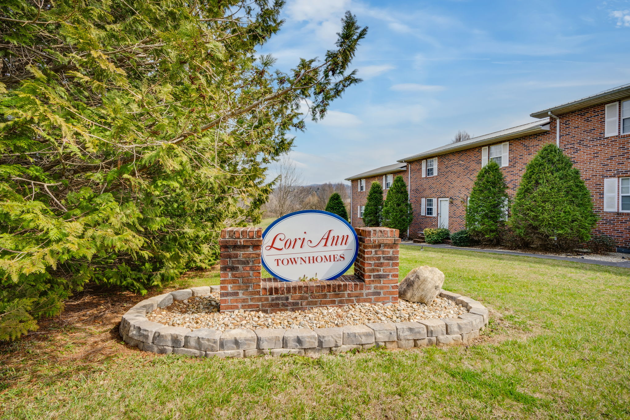 118 Lori Ann Dr – photo 1 of 136